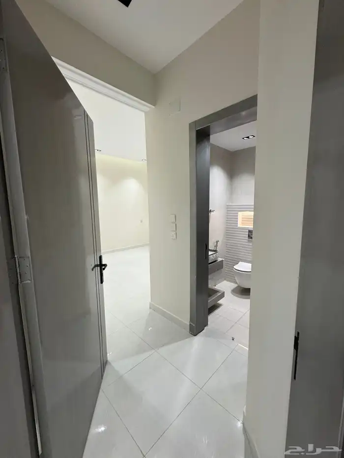 للبيع بحي المعارض ادوار تمليك أرضي 6غرف بمدخل سياره 17