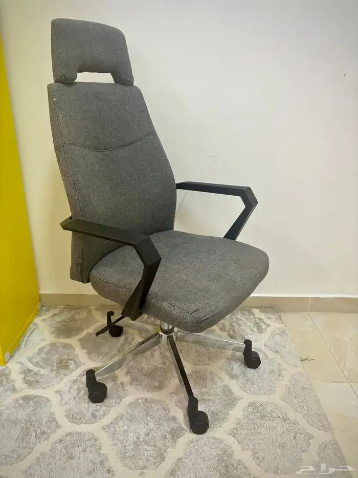 كرسي مكتبي مريح بحالة ممتازة 0