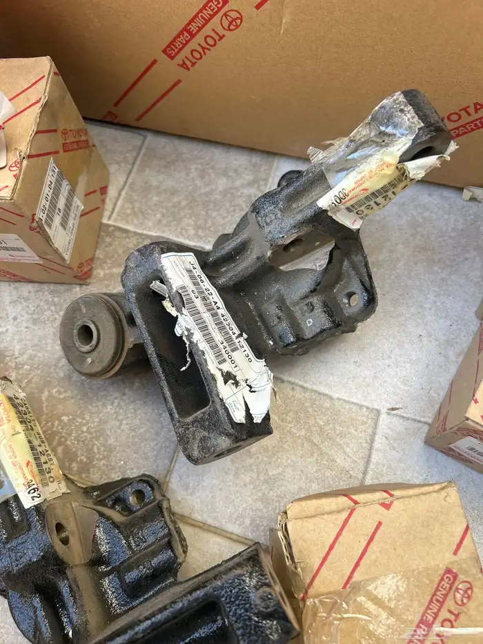 قطع غيار تايوتا قديم واكسسوارات(تم البيع) 12