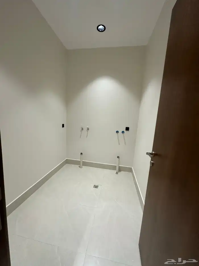 للبيع شقق علوية مع ملاحق حي حسام مكتمل الخدمات 9