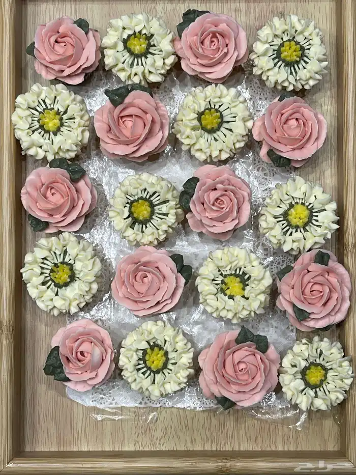 توزيعات ميني كب كيك على شكل ورد ( للاكل) 8