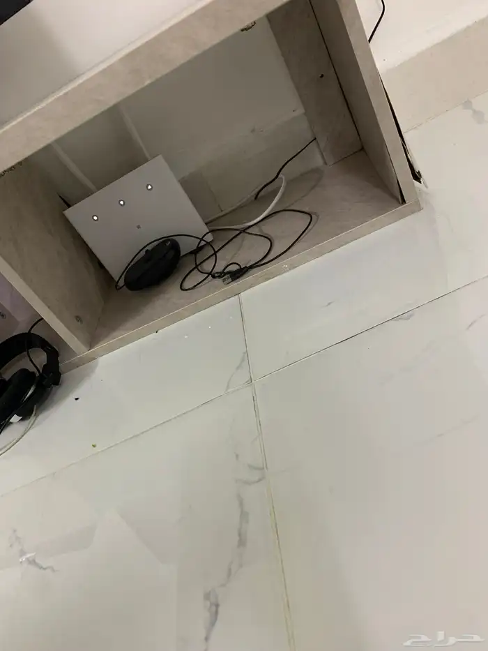 دولاب شاشه للبيع على السوم. والمكان الي الخشب مفكوك واضح 1