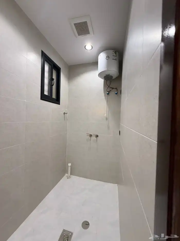 للبيع روف علوي بدرج خارجى بموقع مميز ومكتمل الخدمات بالموسى 32