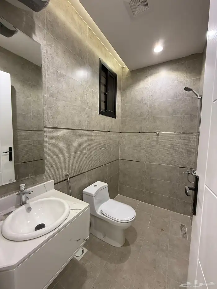 للبيع شقه علويه بدرج داخلي لسطح ابها حطين مقابل كبري المطار 18