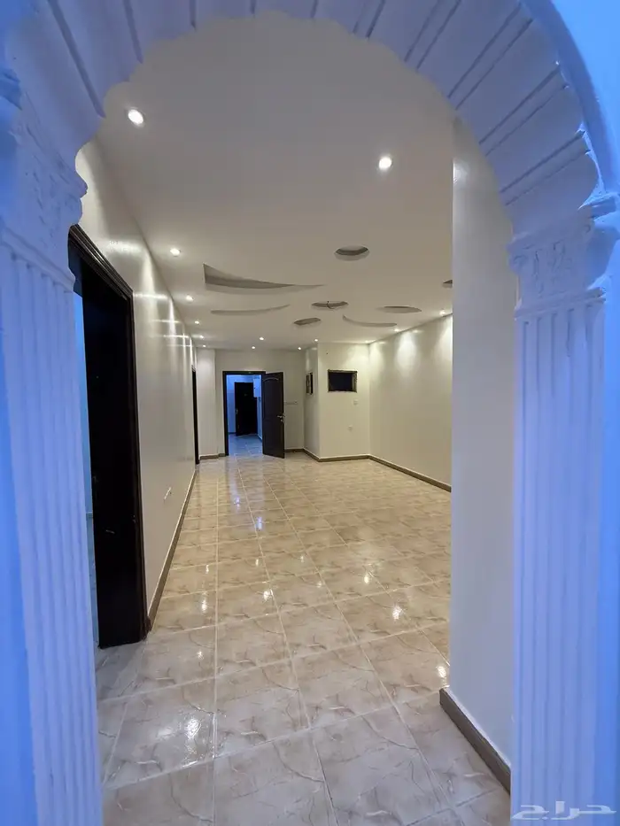 شقة غير مفروشة بلاط 3 غرف و صالة في جدة 2