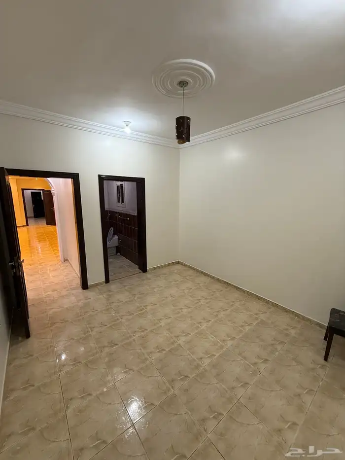 شقة غير مفروشة بلاط 3 غرف و صالة في جدة 3