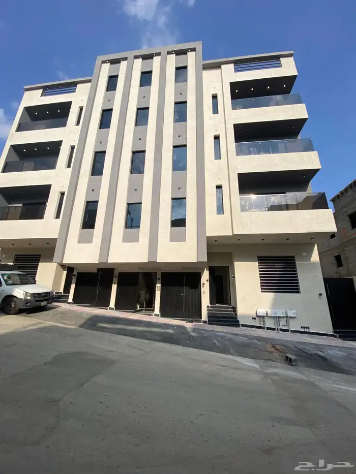 للبيع شقه علويه بدرج داخلي لسطح ابها حطين مقابل كبري المطار 0