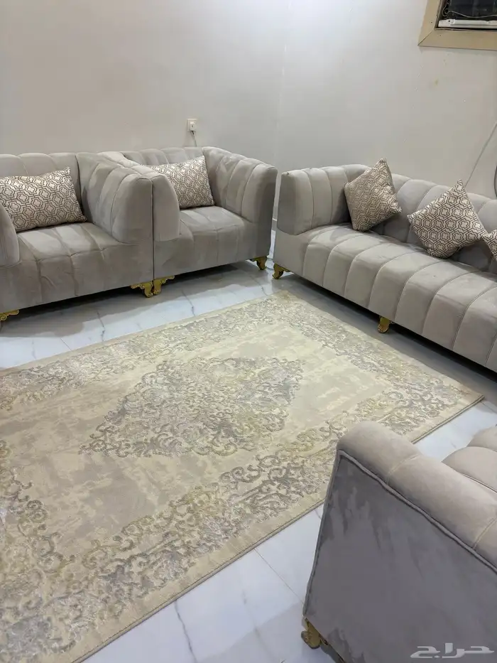 طقم كنب مع ستارة و سجادة 1