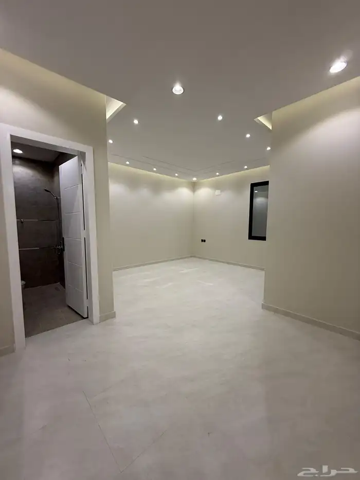 للبيع شقه علويه بدرج داخلي لسطح ابها حطين مقابل كبري المطار 16