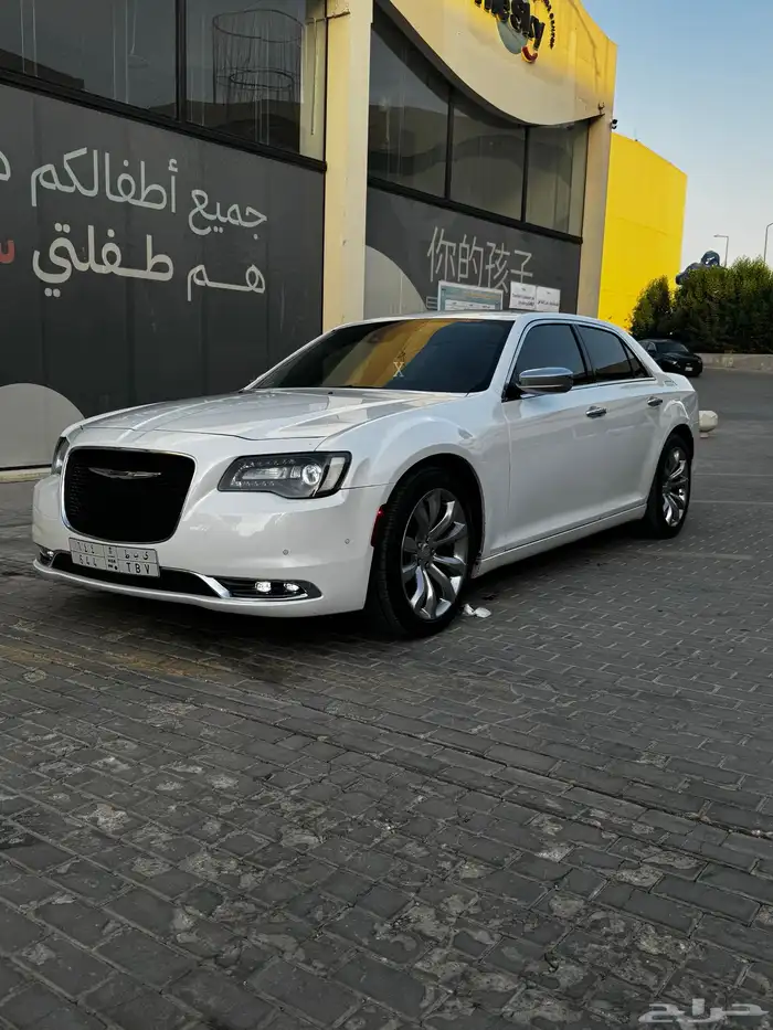 كرايسلر v8 أبيض إكزكتف 22