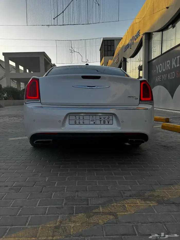 كرايسلر v8 أبيض إكزكتف 2