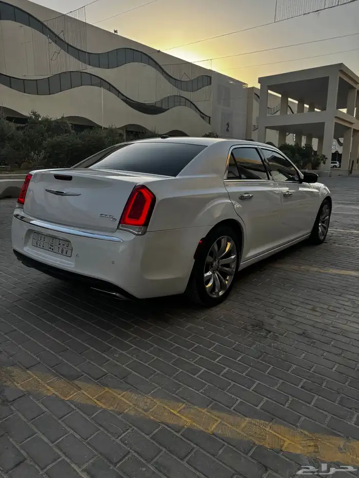 كرايسلر v8 أبيض إكزكتف 3