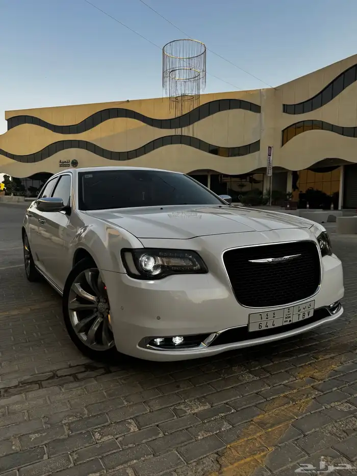 كرايسلر v8 أبيض إكزكتف 0