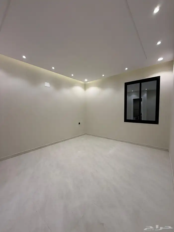 للبيع شقه علويه بدرج داخلي لسطح ابها حطين مقابل كبري المطار 17