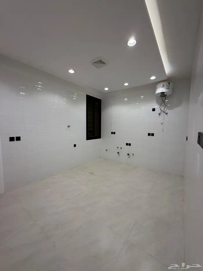 للبيع شقه علويه بدرج داخلي لسطح ابها حطين مقابل كبري المطار 12