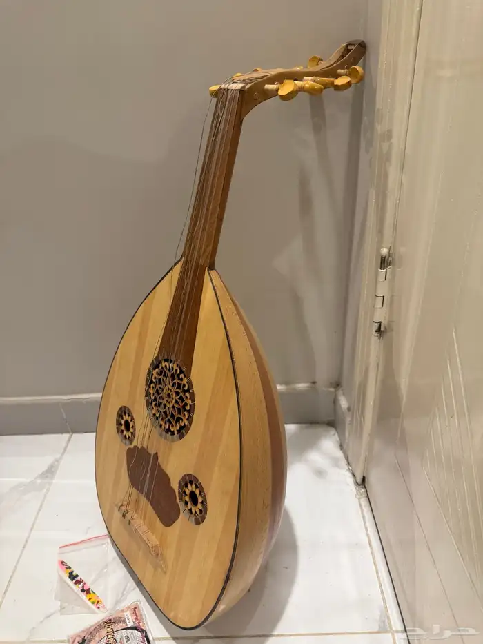 عود مصري للمبتدئين جديد معى اوتار اصليه اضافيه وعدد ريشتين 1