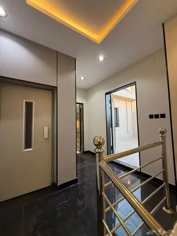 للبيع روف علوي بدرج خارجى بموقع مميز ومكتمل الخدمات بالموسى 19