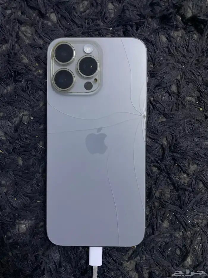 جوال ايفون 15 برو ماكس 256 نظيف فيه كسر بسيط وراء 2