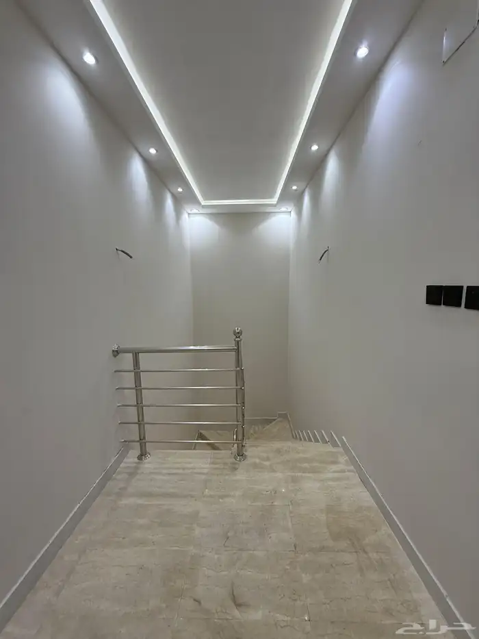 للبيع شقه علويه بدرج داخلي لسطح ابها حطين مقابل كبري المطار 22