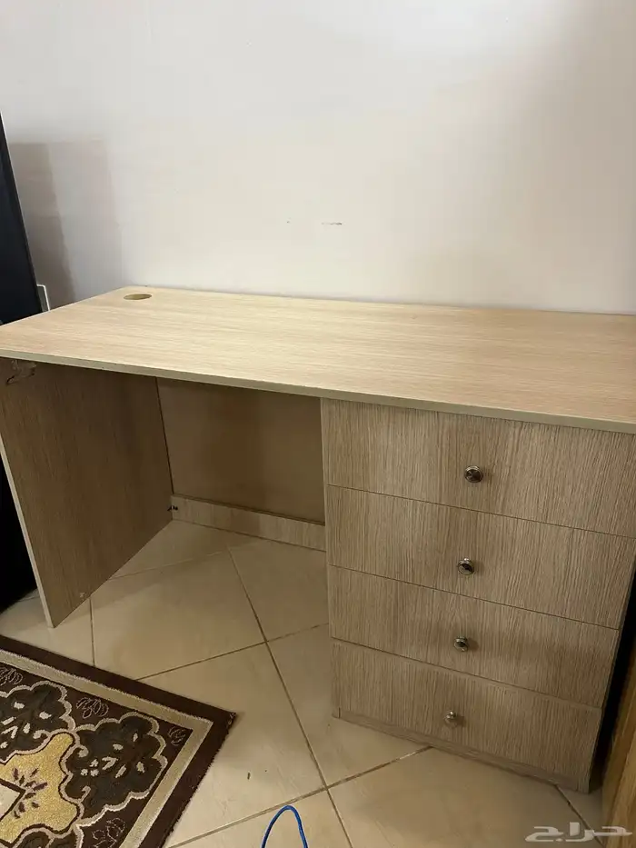 طاولة مكتبية   مكتب خشبي واسع شبه جديد للبيع 1