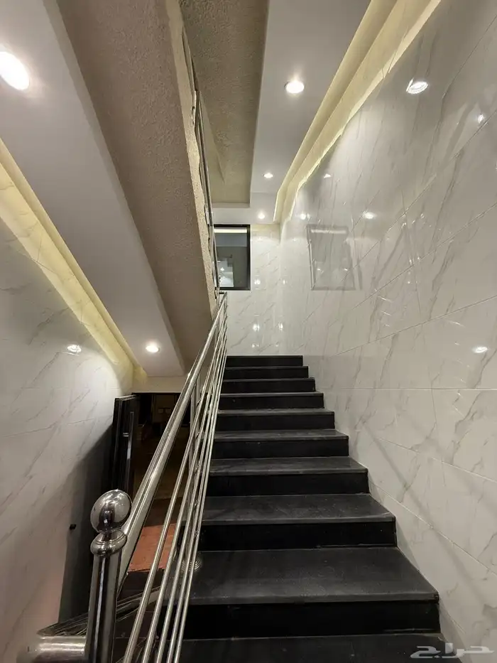 للبيع شقه علويه بدرج داخلي لسطح ابها حطين مقابل كبري المطار 4