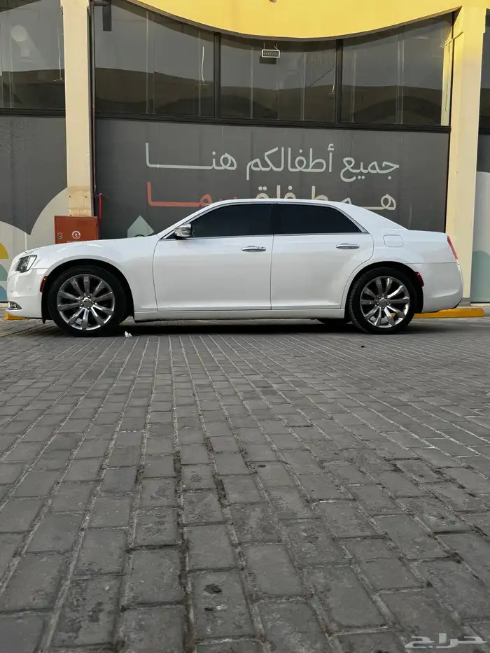كرايسلر v8 أبيض إكزكتف 6