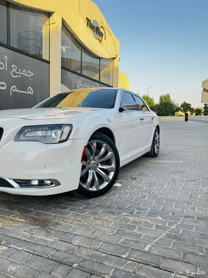 كرايسلر v8 أبيض إكزكتف 25