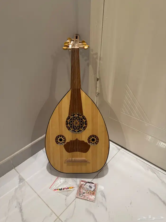 عود مصري للمبتدئين جديد معى اوتار اصليه اضافيه وعدد ريشتين 0