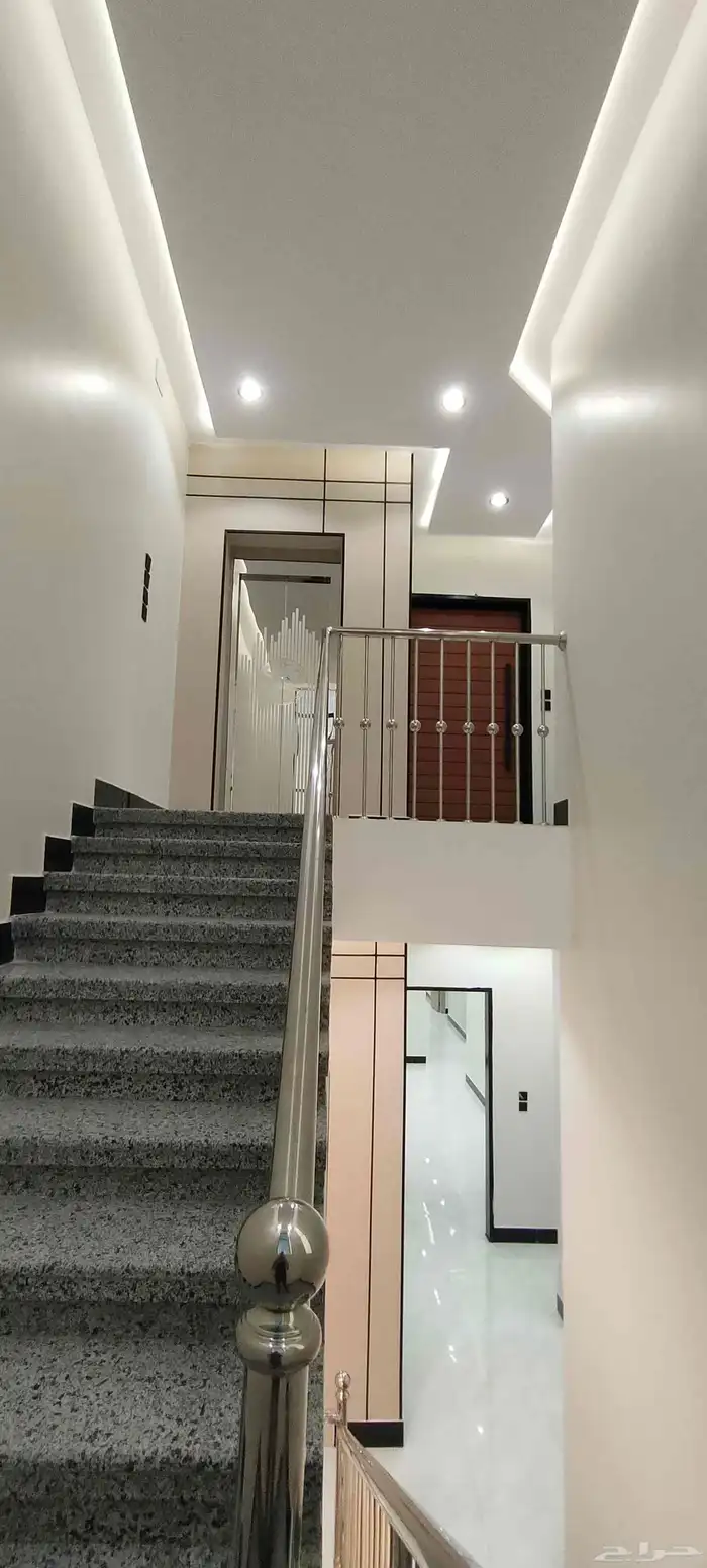 للبيع ارواف علويه وشقق ارضية موقع مميز تشطيبات فاخرة 2