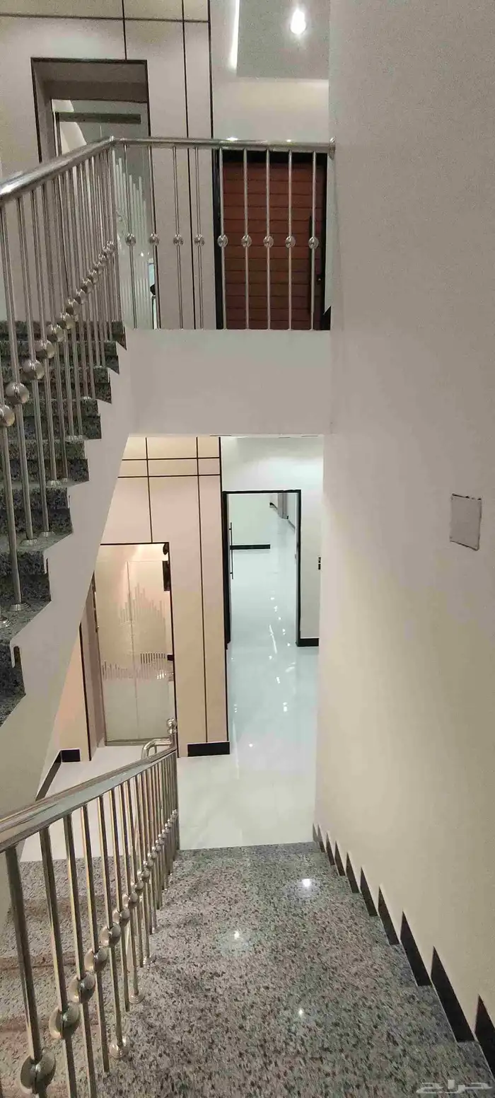 للبيع ارواف علويه وشقق ارضية موقع مميز تشطيبات فاخرة 3