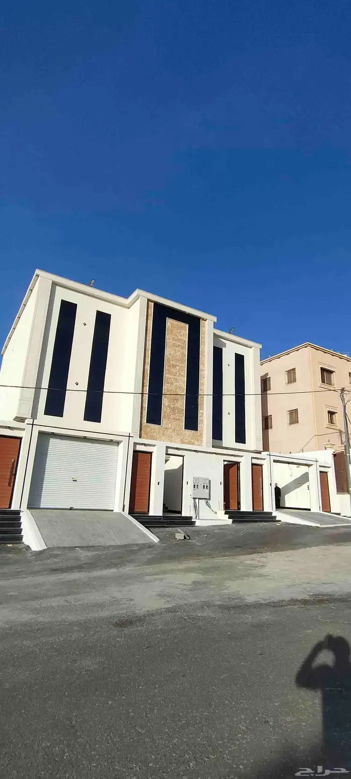 للبيع ارواف علويه وشقق ارضية موقع مميز تشطيبات فاخرة 1