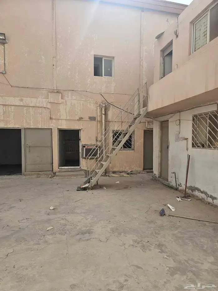 للإيجار مستودع ومكاتب في حي السلي 9