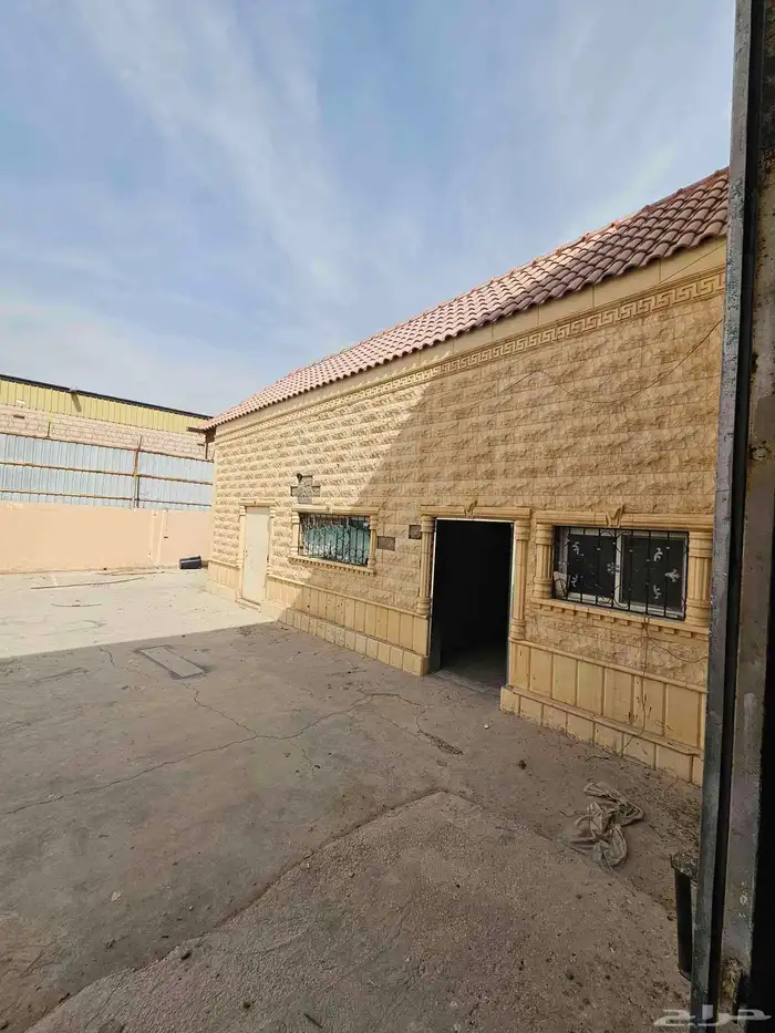 للإيجار مستودع ومكاتب في حي السلي 3