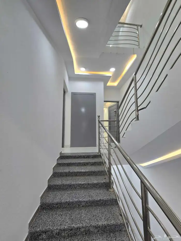 للبيع روف علوى بحوش ومدخل سياره شمال التضامن 23