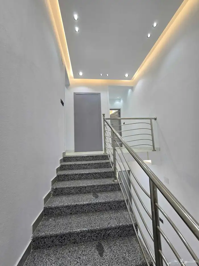 للبيع روف علوى بحوش ومدخل سياره شمال التضامن 39