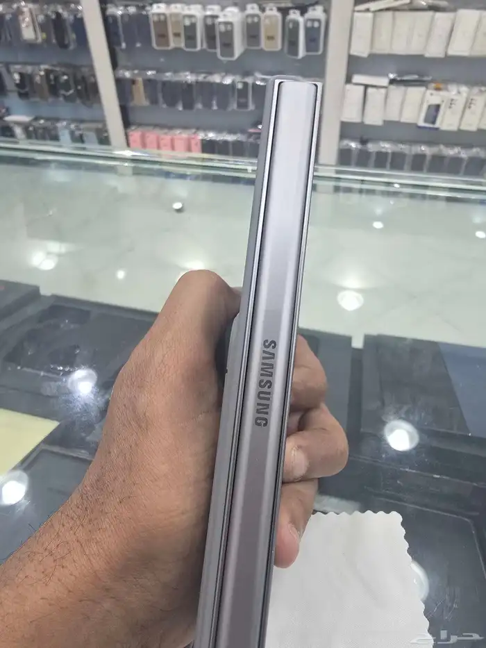 فولد 6 لون سلفر ذاكره 256 مستخدم نظيف ولاخدش 1