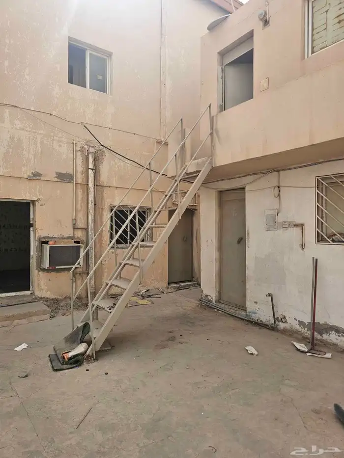 للإيجار مستودع ومكاتب في حي السلي 1