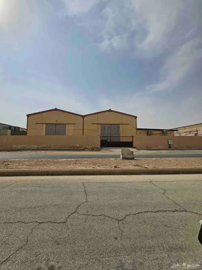 للإيجار مستودع ومكاتب في حي السلي 0