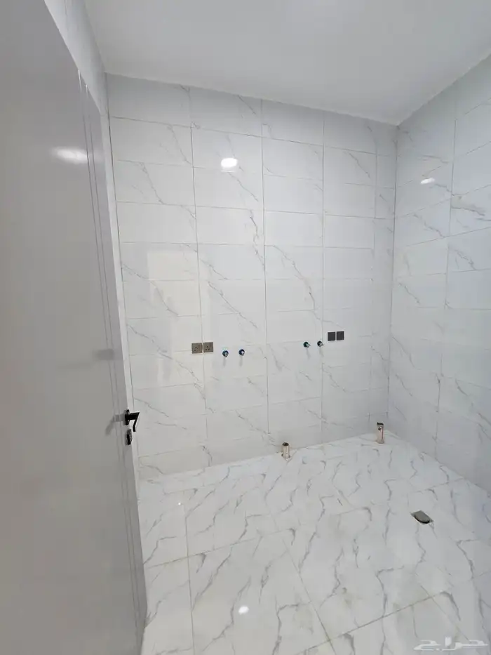 للبيع روف علوى بحوش ومدخل سياره شمال التضامن 43