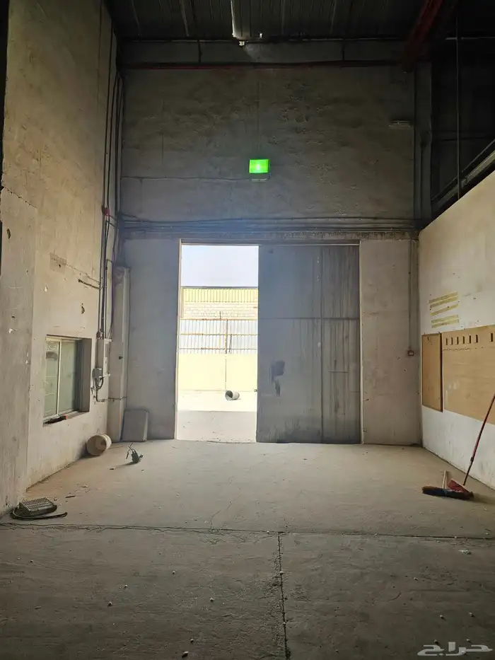 للإيجار مستودع ومكاتب في حي السلي 4