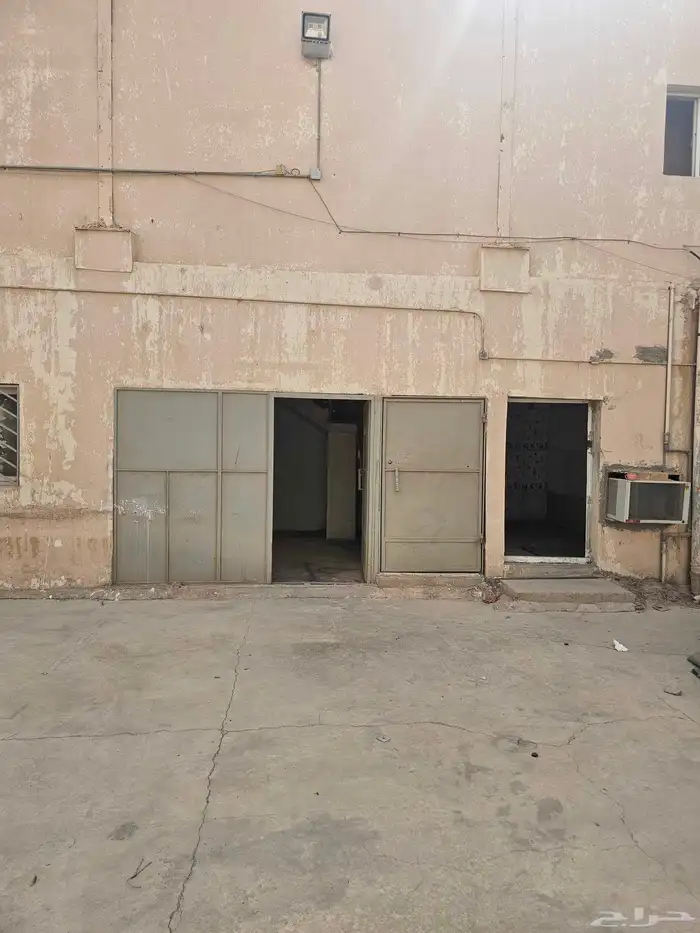 للإيجار مستودع ومكاتب في حي السلي 2