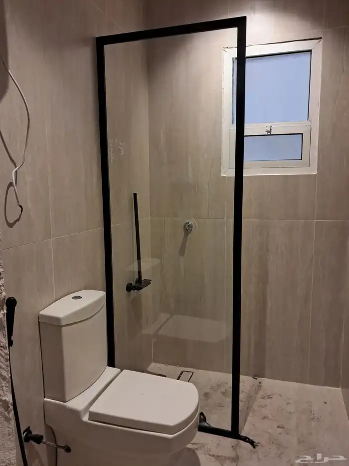 حاجز شاور زجاج سكوريت 10ملي تركيب فواصل وقواطع شاور ومرايا 3