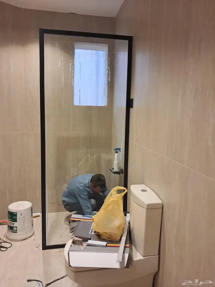 حاجز شاور زجاج سكوريت 10ملي تركيب فواصل وقواطع شاور ومرايا 1