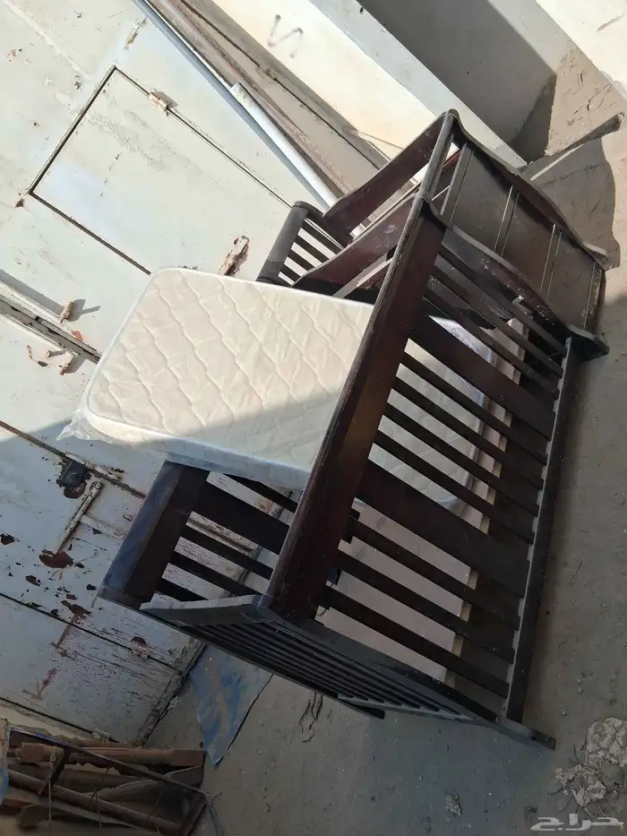 سرير اطفال للبيع بسعر مناسب 150 ريال مع المرتبه 0