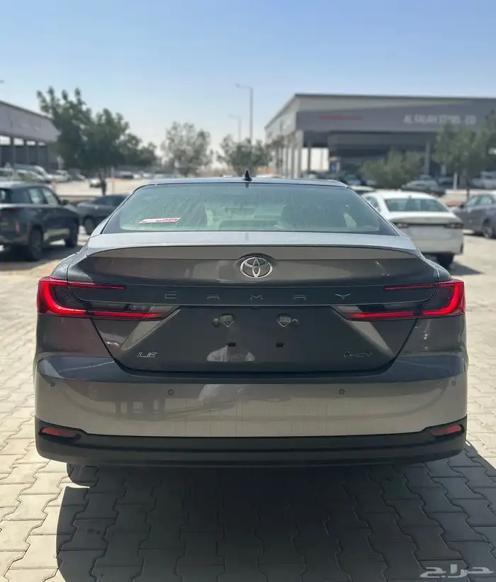 تويوتا   كامري LE هايبرد 2025 رمادي 122500 شامل الضريبة 3