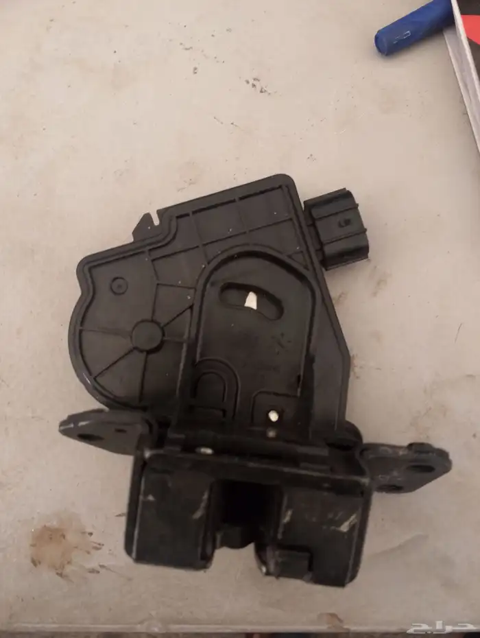 يتوفر لدينا قفل باب شنطه جيب لاندكروزر موديل 2010 2012 2015 2