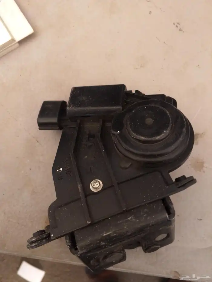 يتوفر لدينا قفل باب شنطه جيب لاندكروزر موديل 2010 2012 2015 1