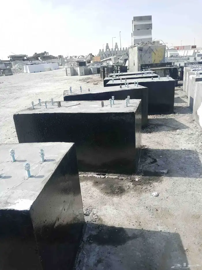 يوجد لدينا حواجز خرسانيه جهزه من جميع انواع المقاصت اتوصل 1