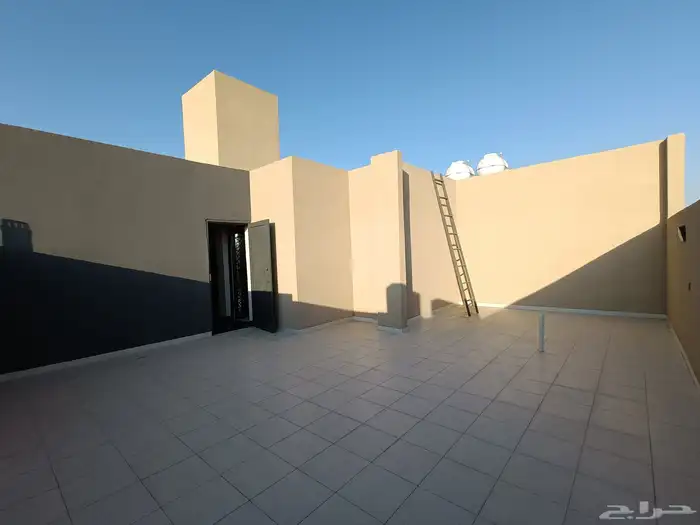 للبيع روف علويه 5 غرف نوم  ومدخل سياره بحوش وشقق أرضيه مدخل 44