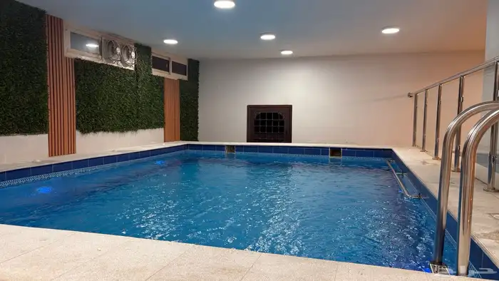 شقة فاخرة مفروشة ثلاث غرف قابله لزيادة تصبح 5 غرف مع مسبح 1